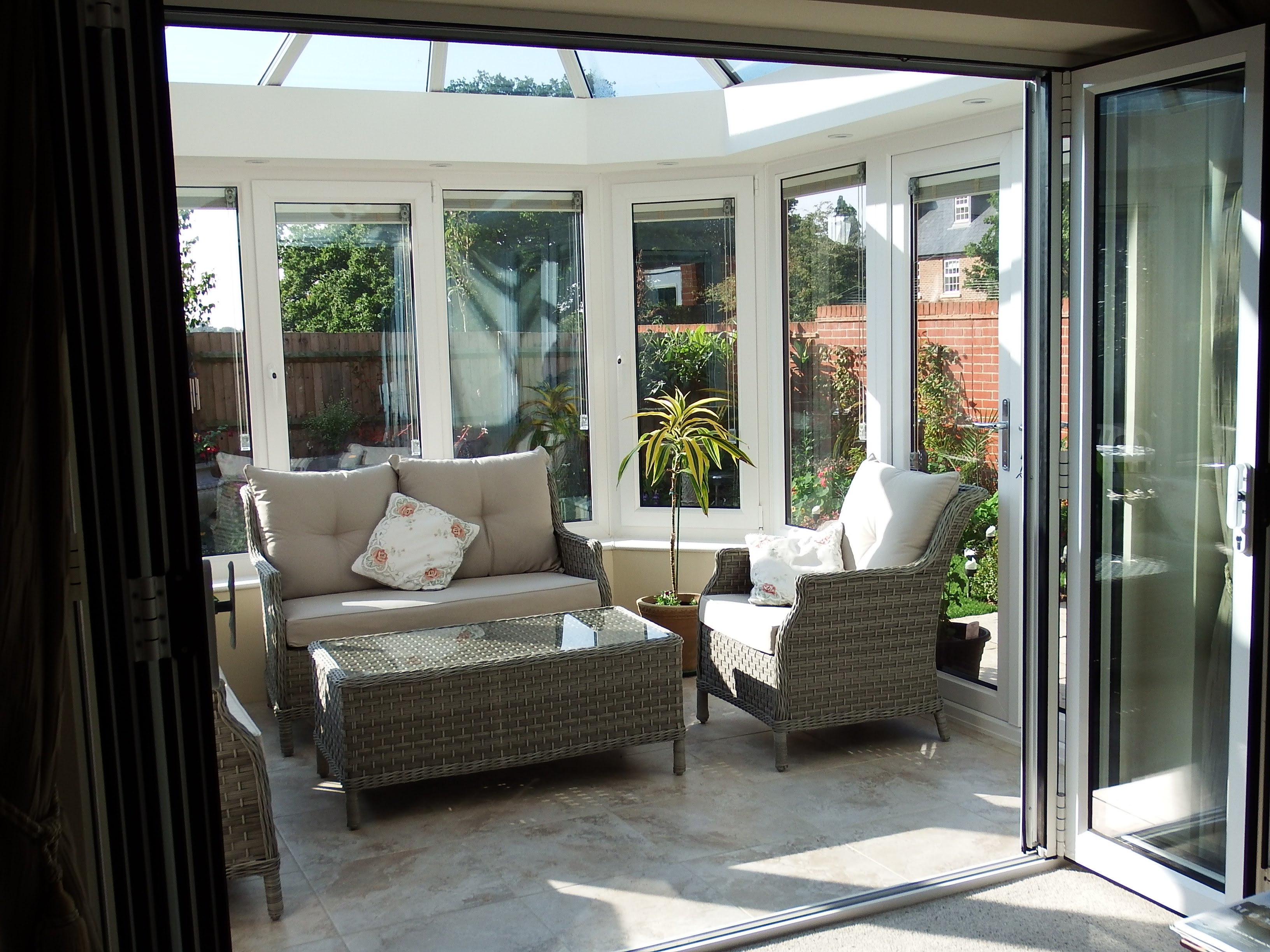 Modern and bright Livin room conservatory by 21st Century.